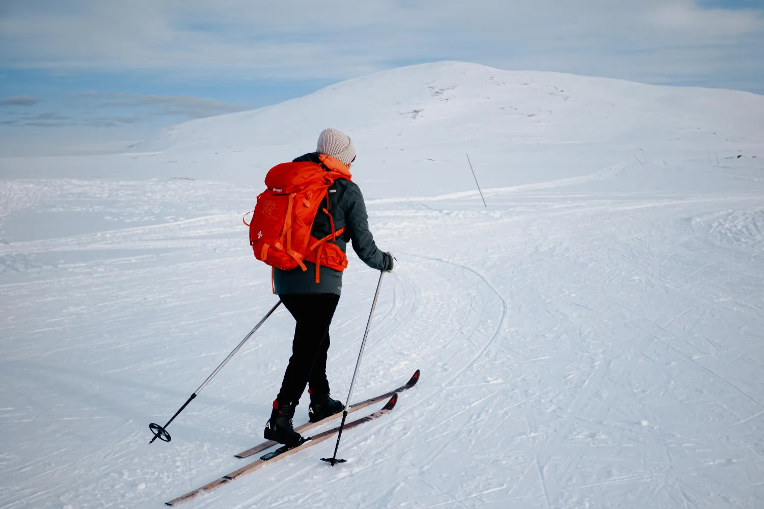 En person som åker skidor på ett snöigt berg