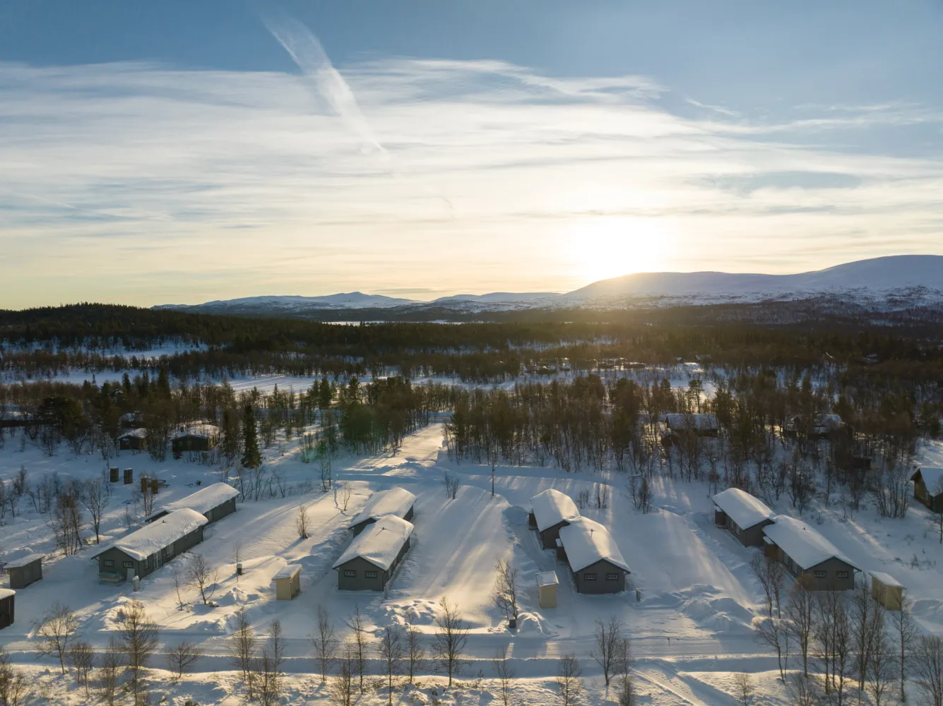 En grupp byggnader i ett snöigt område